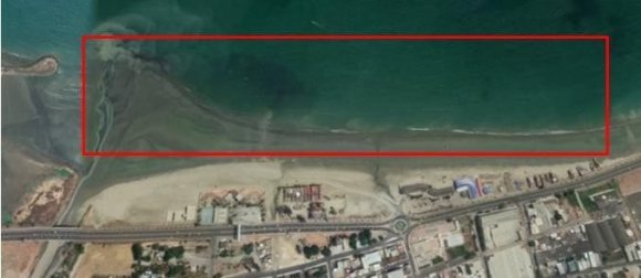 Figura 9: Panorámica de la playa Barbasquillo. Nótese la ausencia de instalaciones de servicios para el turista, así como las precarias condiciones ambientales.