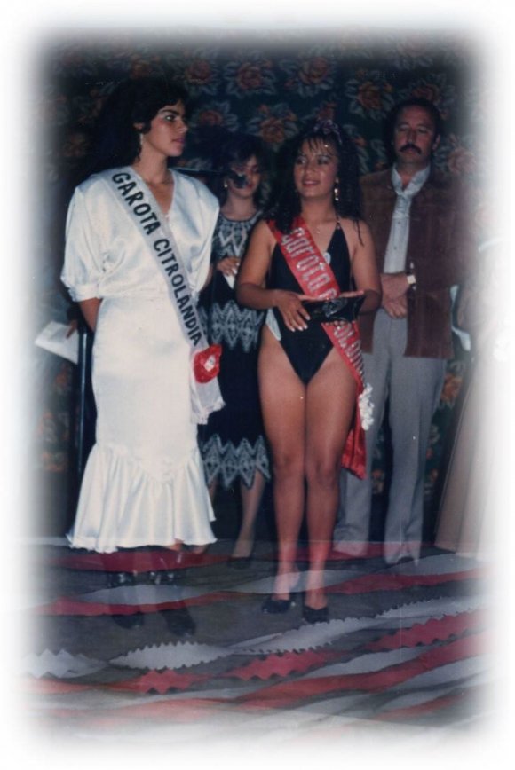 Fig. 1: Concurso Garota Citrolândia realizado na década de 80 do século XX Assim, alguns grupos se dirigiam ao espaço da Colônia Santa Isabel, onde havia o fomento de espaços para diversão que não se limitavam ao futebol. Nada mesmo. Né? A não ser a reunião mesmo no campo, que era aberto. Aberto era isso. Depois de um certo tempo eles começaram a ter algumas coisas, mas lá na Colônia, que era na pracinha do Coreto. Não era aqui. Então a gente descia muito, né? [...] Só que eu descia pra Colônia porque o pessoal, os jovens, tinham mania de reunir lá, às vezes tinha um sonzinho, alguma coisa, naquele coretozinho e ficava ali conversando. Tinha uns bares, barzinhos (L) (Entrevista realizada em junho de 2019).