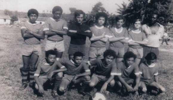 E a única diversão que nós tínhamos era o futebol. Televisão não tinha naquela época, praticamente. Então, nós queria jogar bola, então, todo mundo ia dormir cedo [...] O futebol... pra nós foi muito importante como eu te falei. Tinha as rainha, princesa, time de futebol todo mundo uniformizado, charanga, o campo ficava cheio de pessoas [...] E aí tinha os torneios, os campeonatos. Nós fomos crescendo, jogamos no Rio, jogamos em São Paulo, várias cidades. Viajávamos! Fora também. Ubá tem colônia. Em Jacarepaguá no Rio tem colônia e Três Corações tem colônia [...] A gente foi em Pará de Minas, é... Itaúna, Igarapé, Itaguara (C) (Entrevista realizada em abril de 2019).