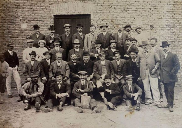 Fig. 6: Recorrido del Río Carcarañá a través del territorio santafesino con detalle de la ubicación del molino y su dique en relación al tendido ferroviario del Central Argentino (fuente Google Earth).