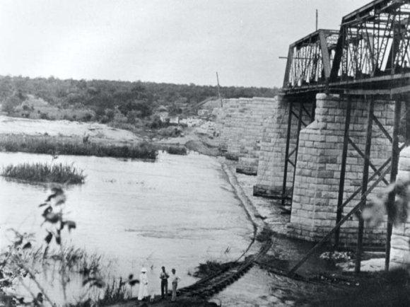 Figure 7: Projected Age Pyramid Expectations of the Brazilian Population by Gender, in the Scenario outlined by IBGE/Ipea for the years 2025, 2065, and 2100 e) The Value of BPC Considering the Poverty Distribution by Age Group in Brazil The Federal Constitution of Brazil establishes the value of the BPC linked to the minimum wage. According to the OECD Economic Report 12