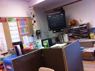 Figure 4 : Whiteboard 1. This figure shows the whiteboard, which the teacher used to write the agenda and show some information to the children by the digital projector