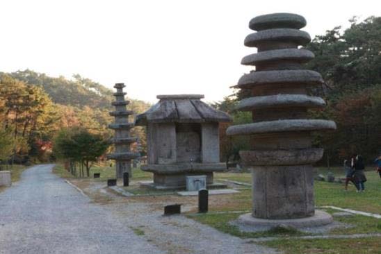 Figure 3 : Circular stone pagodas and Seokjobulgam ??????????, ???, ?í??"???, ??????, ????????????. ??6?????-????????????????????7?????? ?????7?????????. 23 ???????????-????????????. ????10?????10???????????? ?????????????????. ????ë??"????-??1?, ????5???????????í??"???, ??-??????????1????????. ?í??"??????-?????????????????????. ?ë??"?ë?"±?-????????????????????. ??????-????????????????ì??"??????????. ??????????????????????? ???????????????????????. 24 ??-???????????(???) ?????????. ??-?????????ë?"±?????????ë??"???ë??"-?ì??"-?????2?????????ë°?"????7???, ??ë°?"-?5-?????????. ?ì??"???????ë°?"??-???-???????ë??"??????. 25 ?ë??"??????-??-23 ???, ???, 2009, 511?. 24 ?ë?"?, ????, 1991, 182?. 25 ???ë??"??ë°?"????. ??ì??"????????????ë°?"??-?-??. ?????, ??ë°?"???ë??"?????????. ??-?,?í??"???ì??"?????????,???????????, ??-????, 1991, 395?396?.