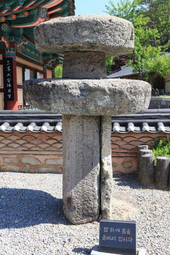 Figure 4 : Circular stone padoda (Silpae pagoda)