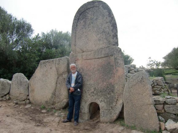 Fig 3 : (left); Dames (1992) illustrating a position portrayed in Stone Age sculptures, which induces a particular clairvoyant trance, and (right); a photo of an engraving by Stone Age peoples of a shaman participating in a similar trance (note energy lines from the lower abdomen) -Caddy 2006a)Activating the chakras is a well-documented and ancient procedure, and is often thought (perhaps incorrectly?) to have arisen first on the Indian subcontinent, judging from early Sanskrit texts. It has now become a common practice in the teachings of modern energy schools to stress the role of chakras in the energy body. Although many scientists (and archaeologists!) are reluctant to acknowledge the existence of chakras, their portrayal as 'rock spirals' offers an important clue to ancient religious phenomena. Evidently chakras were once known in ancient Europe, although subsequently lost in this part of the world, perhaps millennia ago. Even today, from T.C. Lethbridge to Clare Graves' theory of Spiral Dynamics, the spiral is identified as the route to higher spiritual states. Their role in European pre-history is implied by the frequency with which spirals (the basic configuration of the chakra in