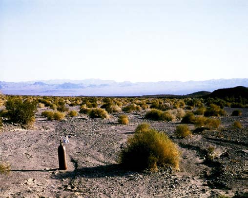 Fig. 4: Robert Barry, Gas inerte elio deserto del Mojave, 1969.