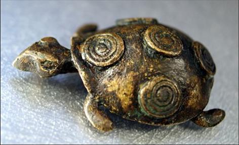 Figure 8: Akan gold-weight, Tortoise "Akyekyede?". Image size: 159 × 244