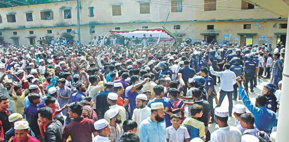 Bhâva svabhavç saba avinashî Svapna sabhavana vi upanna / Te aj niravidhi agama prakâshî 11 Vicchî vijjû virtha praghatçt // Vigalani shunñya âshunñya svarûpç Vividha padârthu sâthu kavalçt / Âshayu chitti sadâ nîrûpâ 12 The specimen of the Chummpad in Devanagari are as: 10 Toshkhani, S.S. "Beginnings of Kashmir Language and Literature." Dialogue, July-Sep 2008, Vol-10. file:///D:/Beginnings%20of.html 11 Ibid. 12 Ibid.