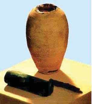 Figure 2 : Chinese compass with magnetite spoon needle