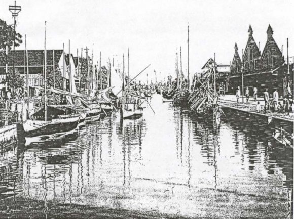 This style was the adaptation to the life style of the Javanese aristocrats and the hot climate in Semarang. The pictures presented below are the examples of Indie architecture in the second decade of the 20th century. Picture 6 : The two floors house of European in Pindrikan street with confortable terrace, very extensive and beautiful yard, tropical trees. Picture 7 : A House for rent: f. 35,-/a month in Koendjaranweg (Now: Taman Sompok)